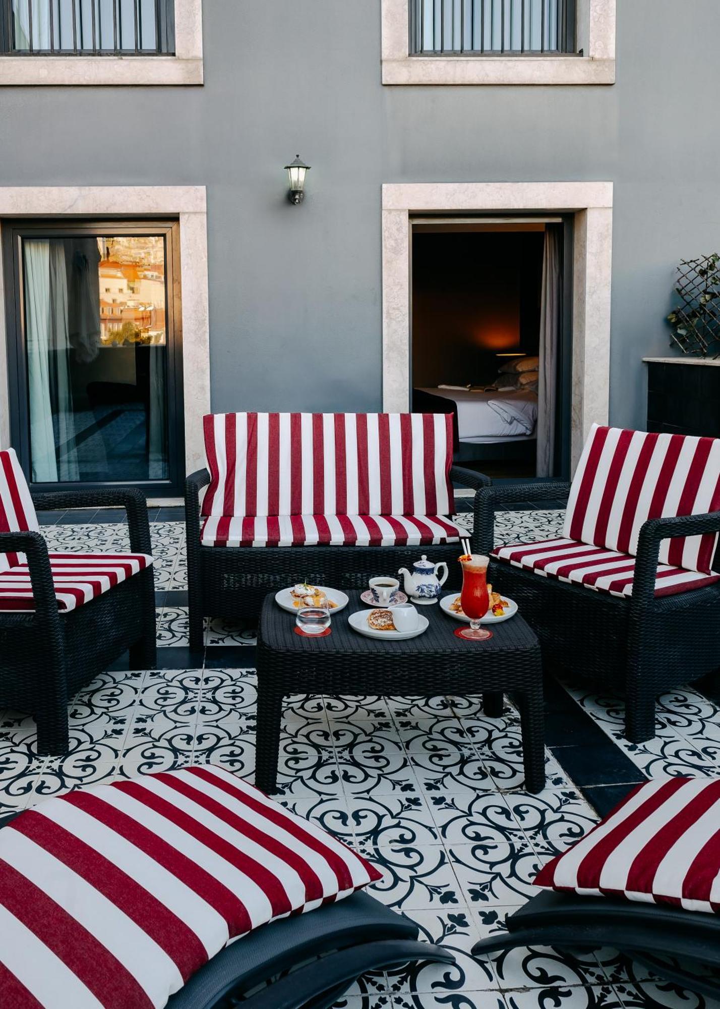 138 Liberdade Hotel リスボン エクステリア 写真 A typical patio at the hotel