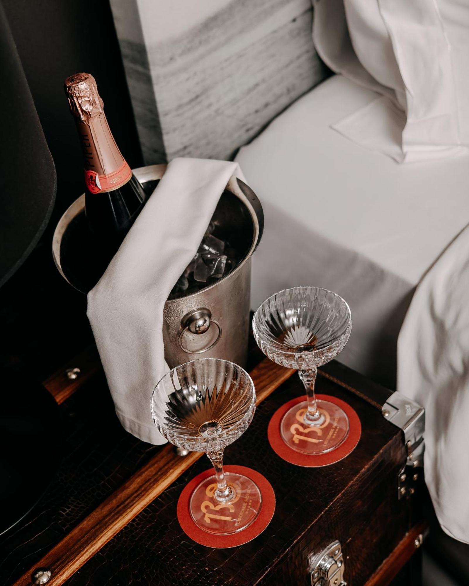 138 Liberdade Hotel リスボン エクステリア 写真 Champagne in a cooler