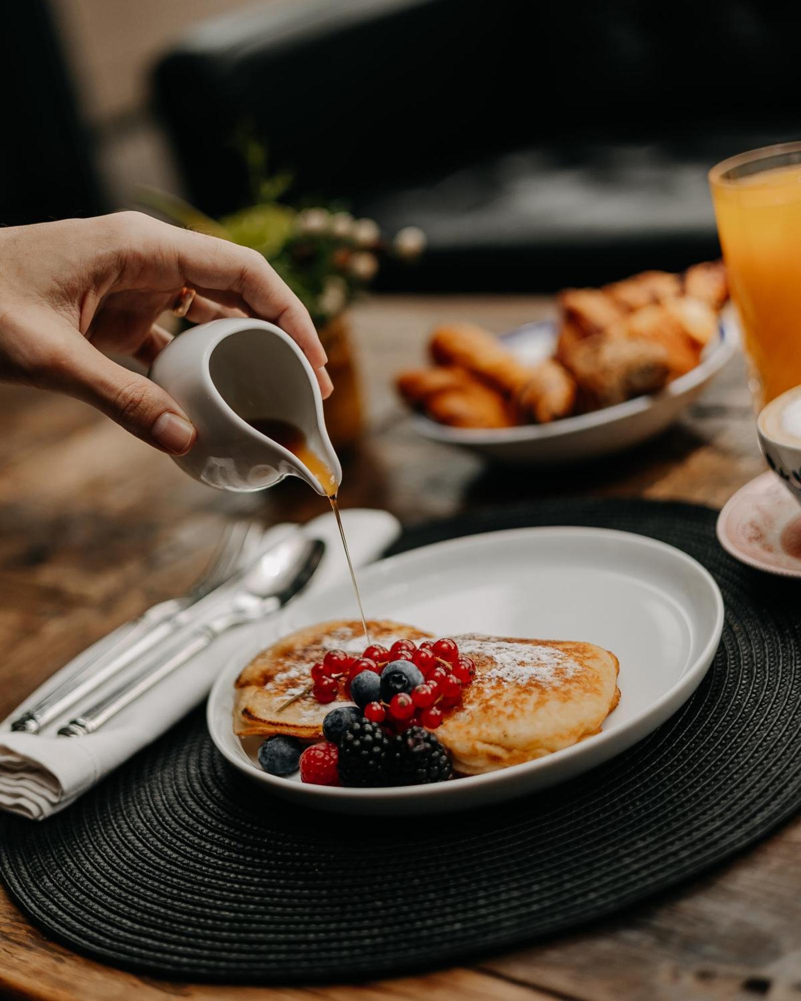 138 Liberdade Hotel リスボン エクステリア 写真 Maple syrup being poured onto French toast
